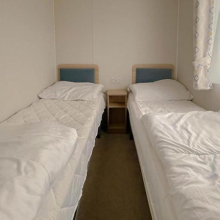 Beautiful 8 Berth Caravan With Decking At Naze Marine Park, Essex Ref 17184P Walton-on-the-Naze Εξωτερικό φωτογραφία