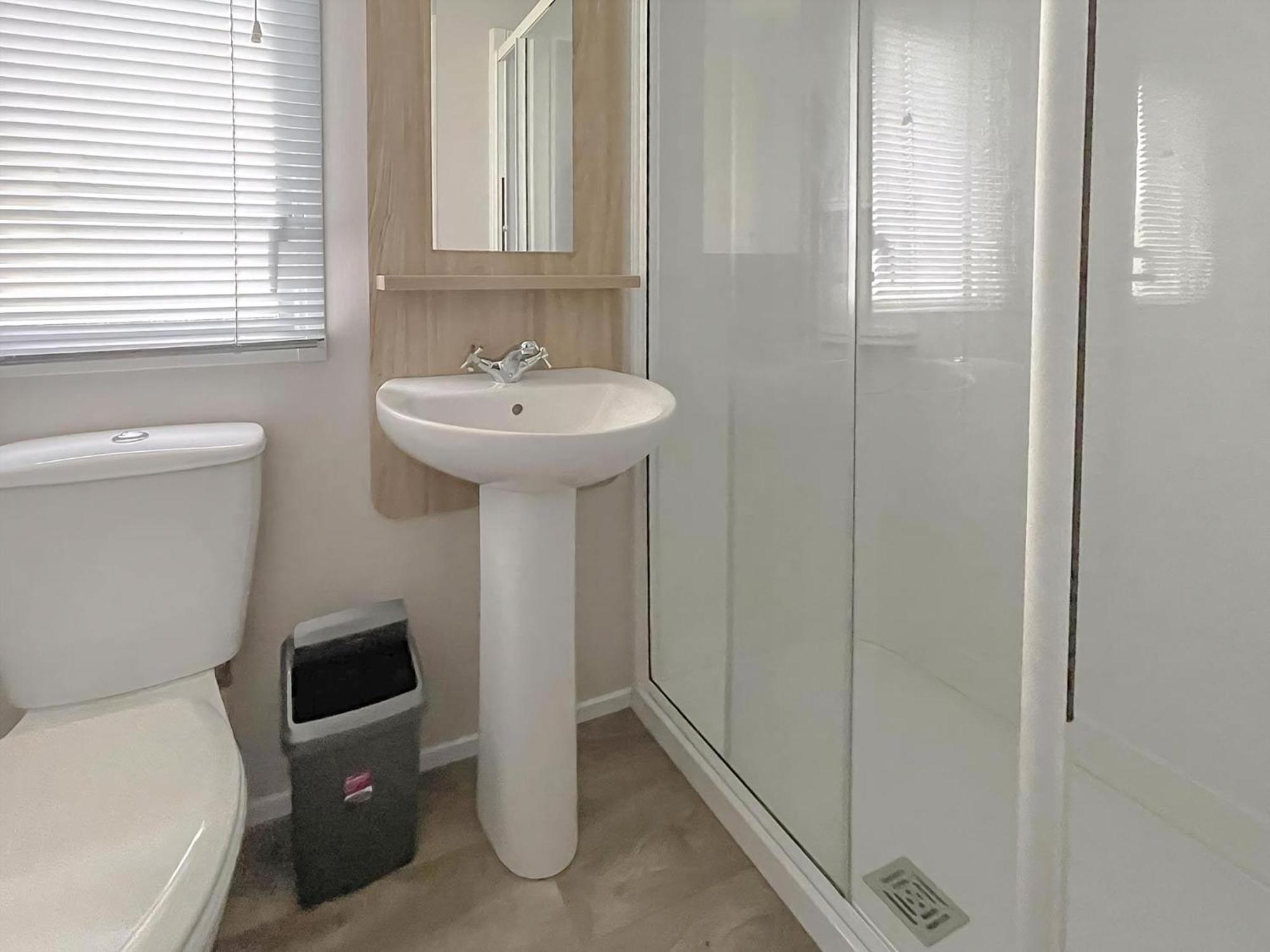 Beautiful 8 Berth Caravan With Decking At Naze Marine Park, Essex Ref 17184P Walton-on-the-Naze Εξωτερικό φωτογραφία