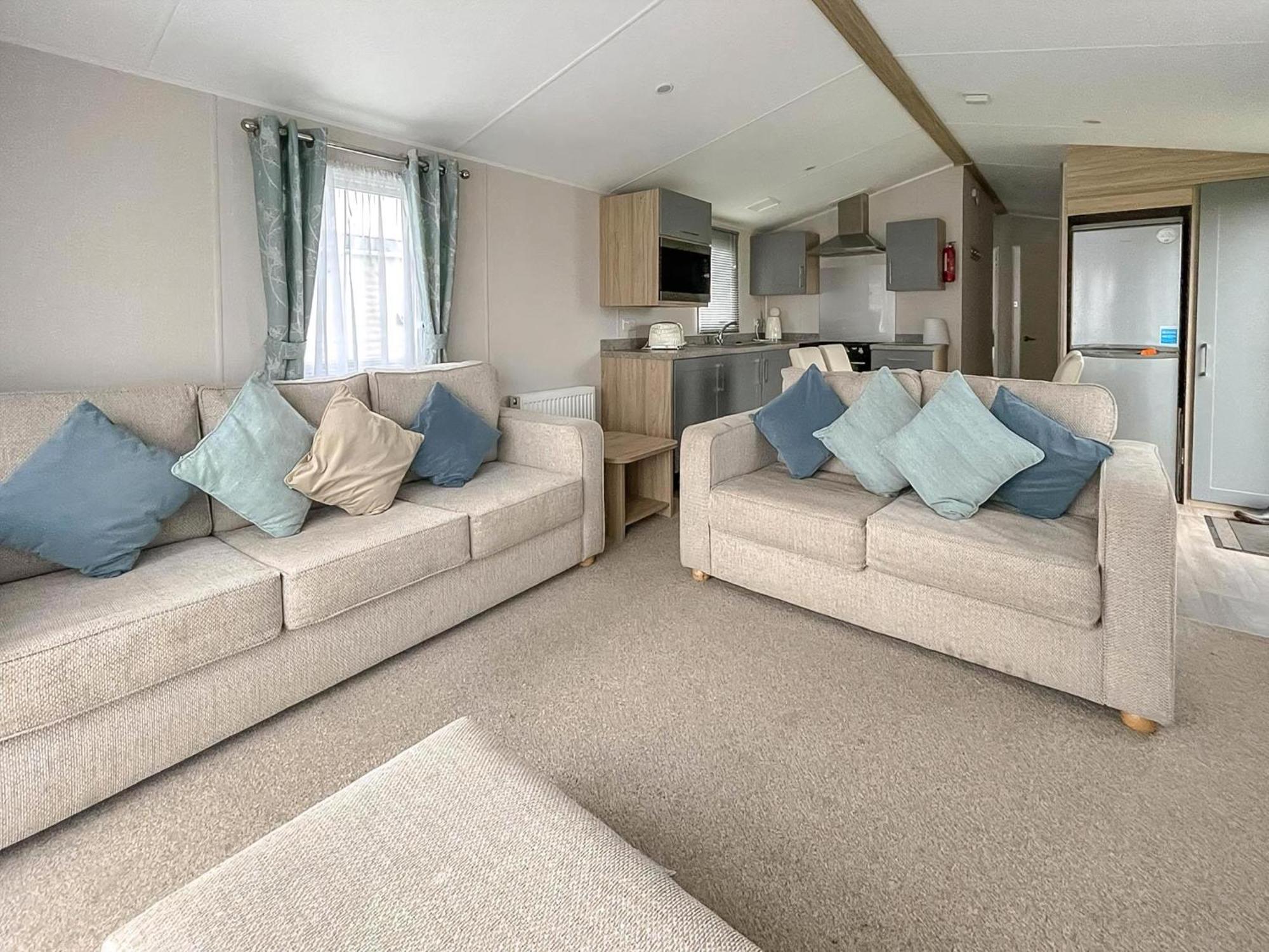 Beautiful 8 Berth Caravan With Decking At Naze Marine Park, Essex Ref 17184P Walton-on-the-Naze Εξωτερικό φωτογραφία