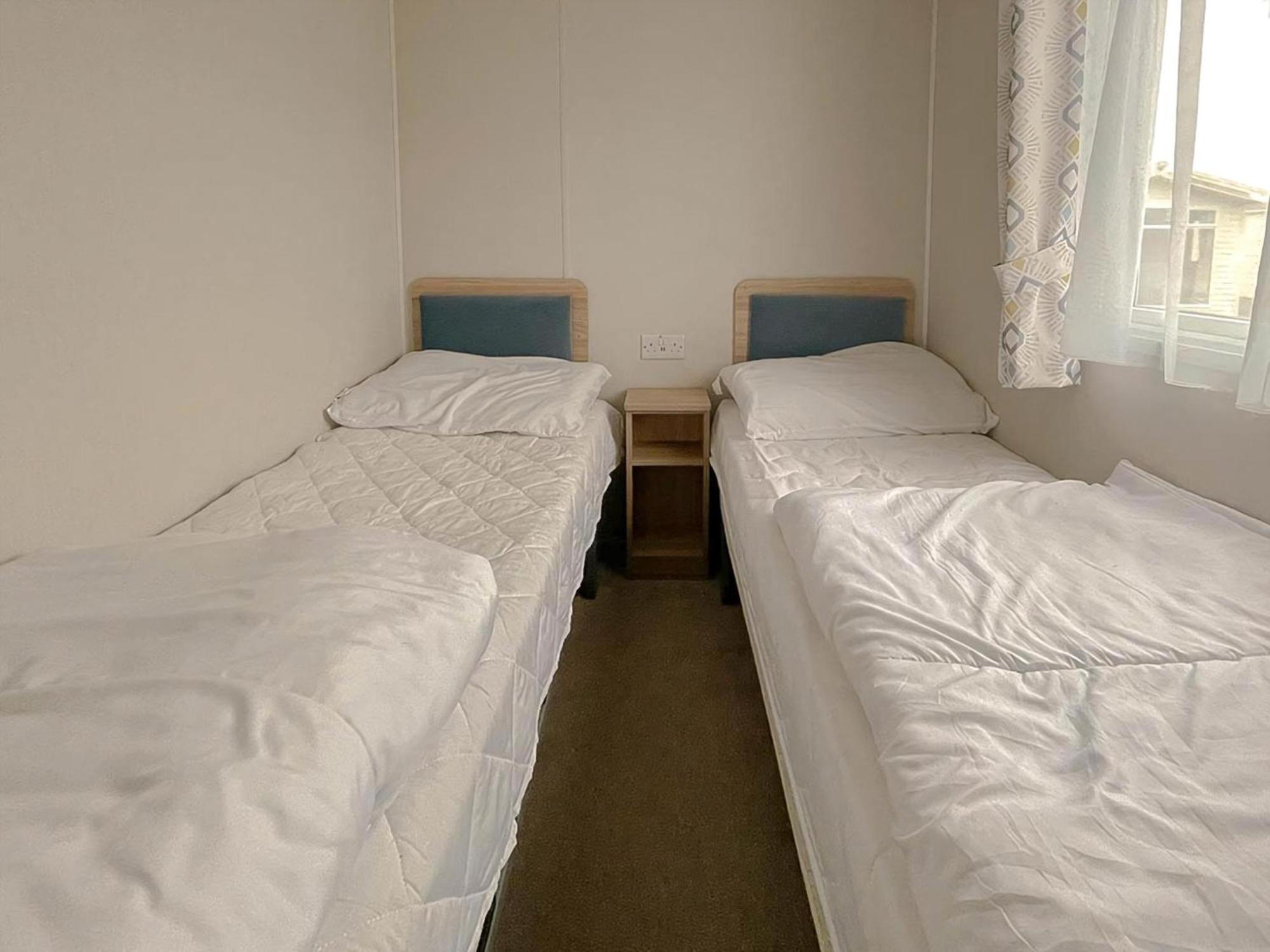 Beautiful 8 Berth Caravan With Decking At Naze Marine Park, Essex Ref 17184P Walton-on-the-Naze Εξωτερικό φωτογραφία