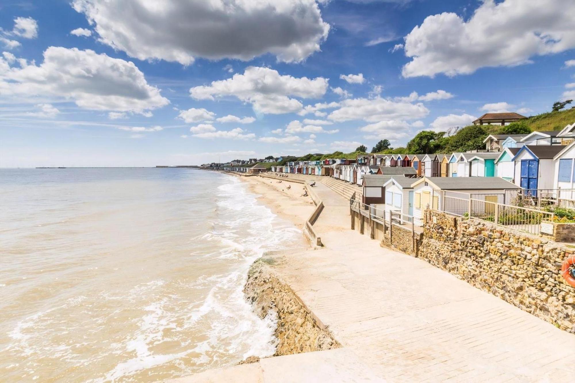 Beautiful 8 Berth Caravan With Decking At Naze Marine Park, Essex Ref 17184P Walton-on-the-Naze Εξωτερικό φωτογραφία