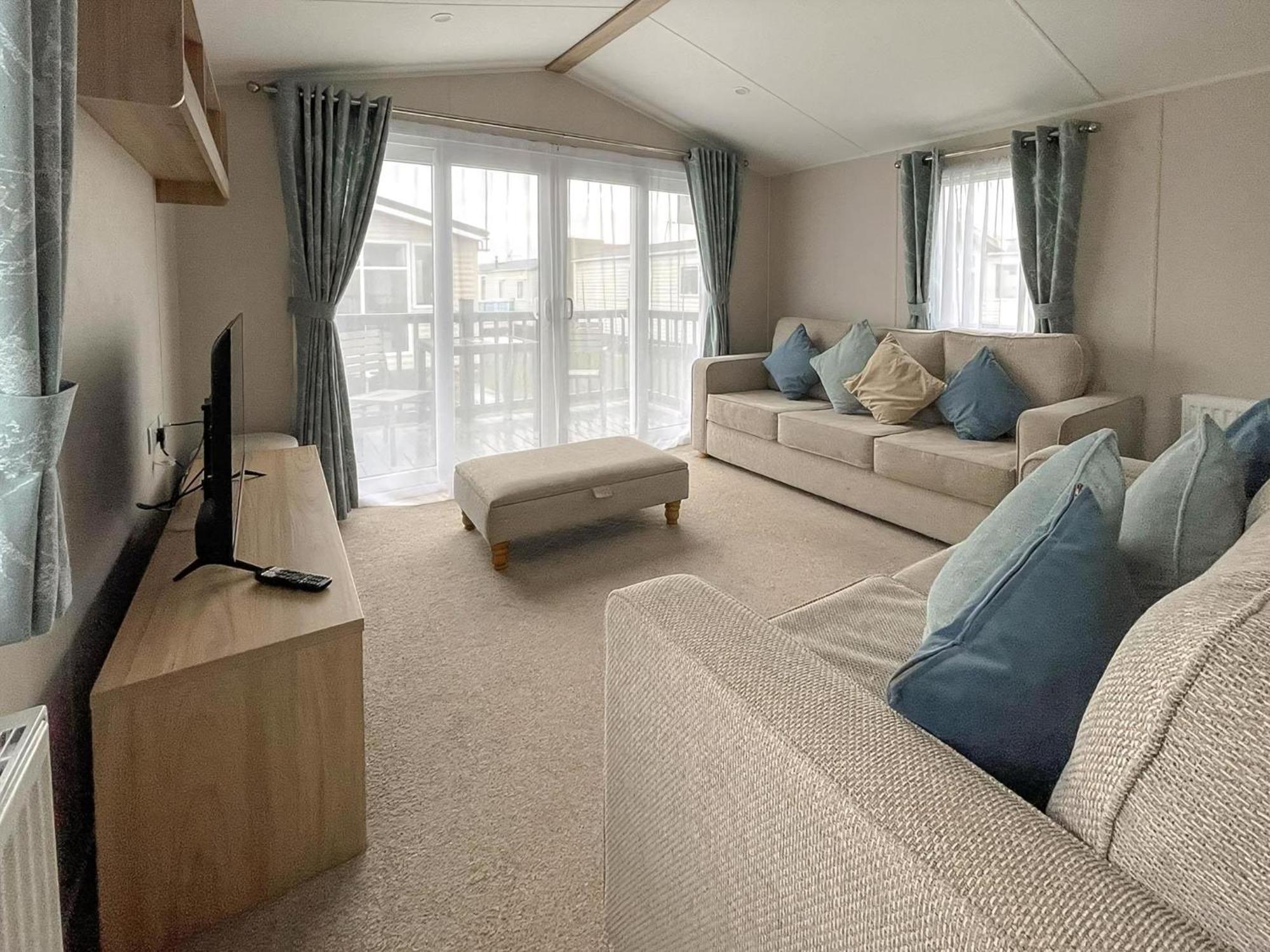Beautiful 8 Berth Caravan With Decking At Naze Marine Park, Essex Ref 17184P Walton-on-the-Naze Εξωτερικό φωτογραφία